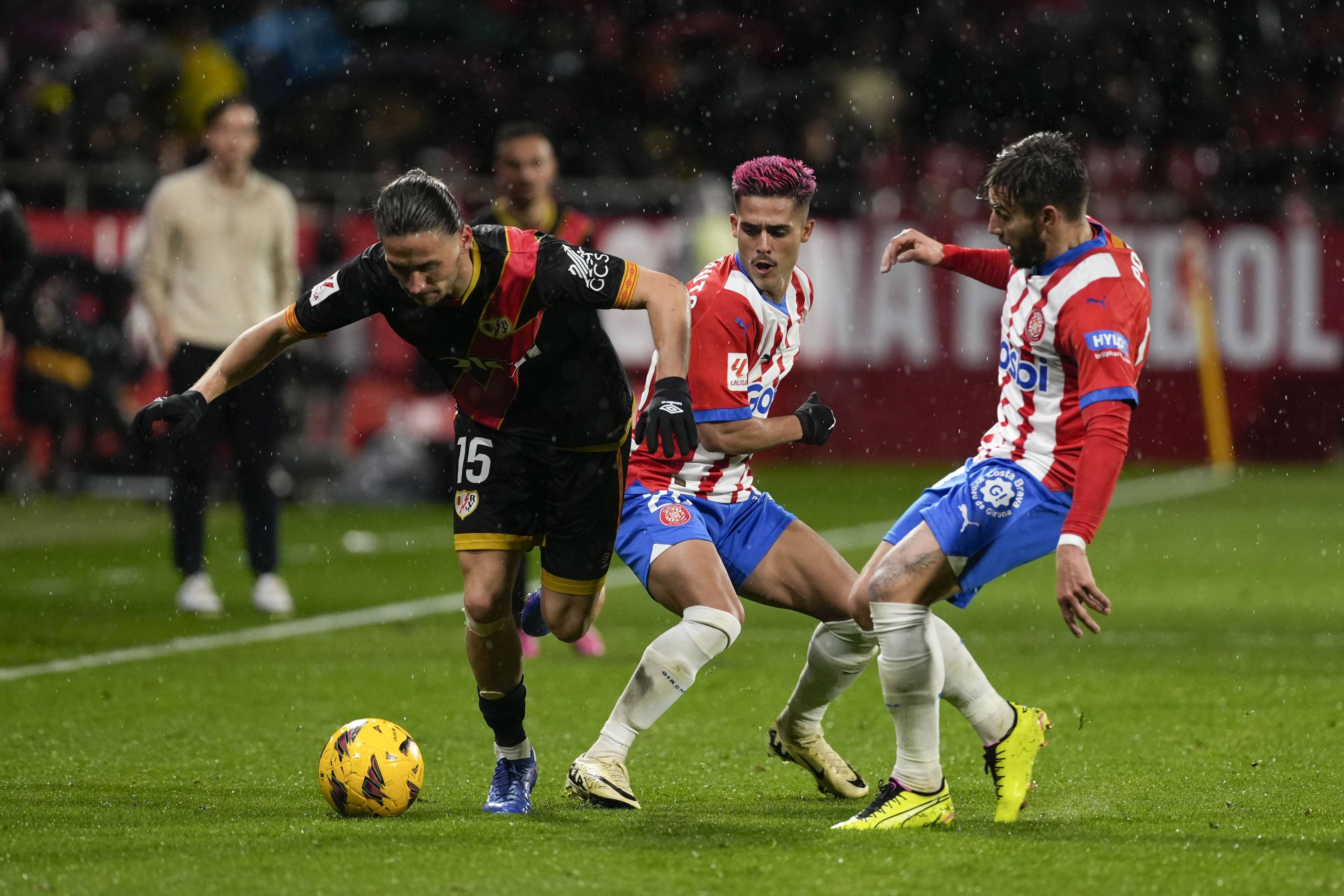 激烈的足球对决激发球迷的热情的简单介绍 激烈的足球对决激发球迷的热情的简单介绍