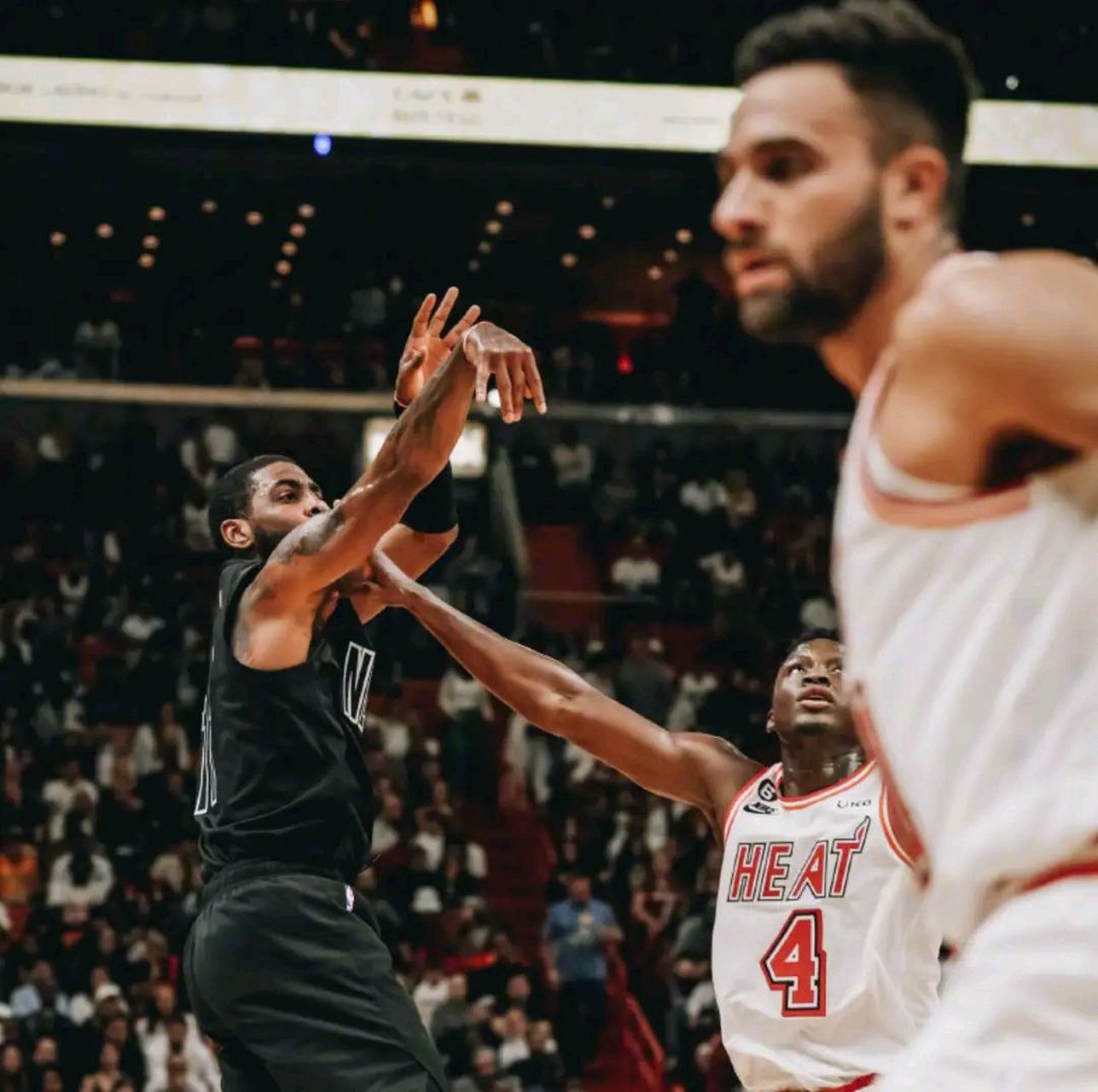 上海队险胜篮网，欧文关键制胜