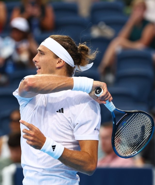 拉沃尔杯险胜联合杯，兹维列夫惊艳四座