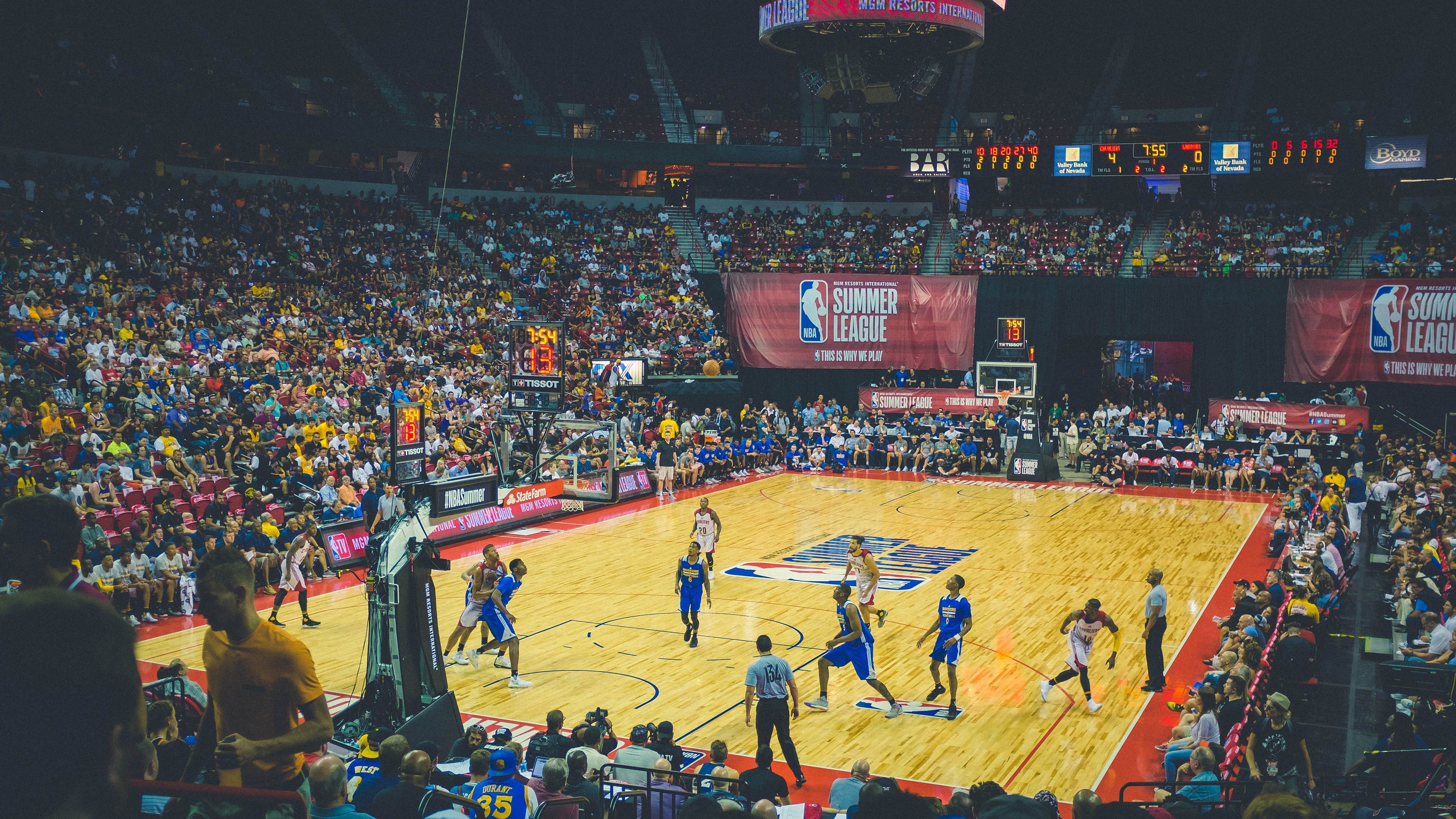 终场哨响前的3.2秒，当流动的雕塑在篮筐之上定义永恒