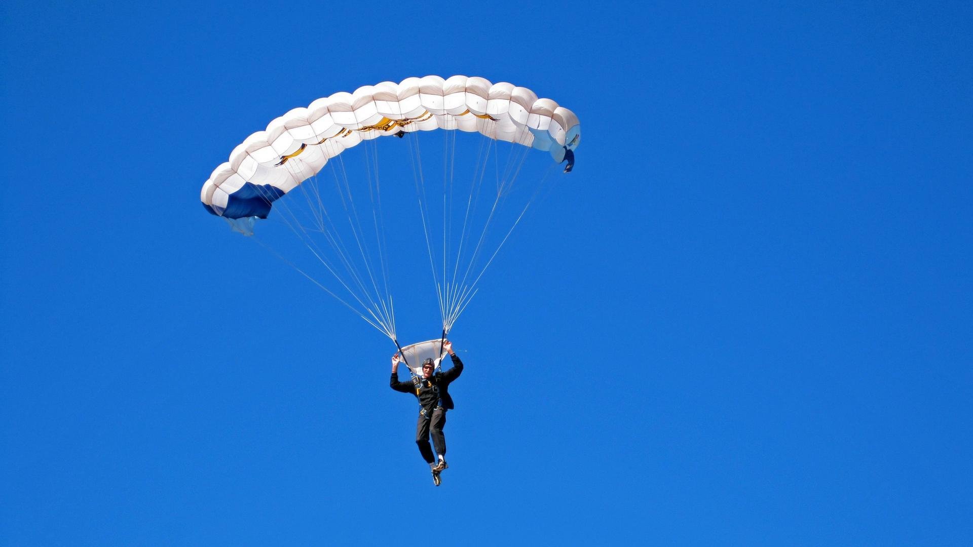 赛车赛季与地缘棋局，乌克兰战场上的F1年度争冠焦点战